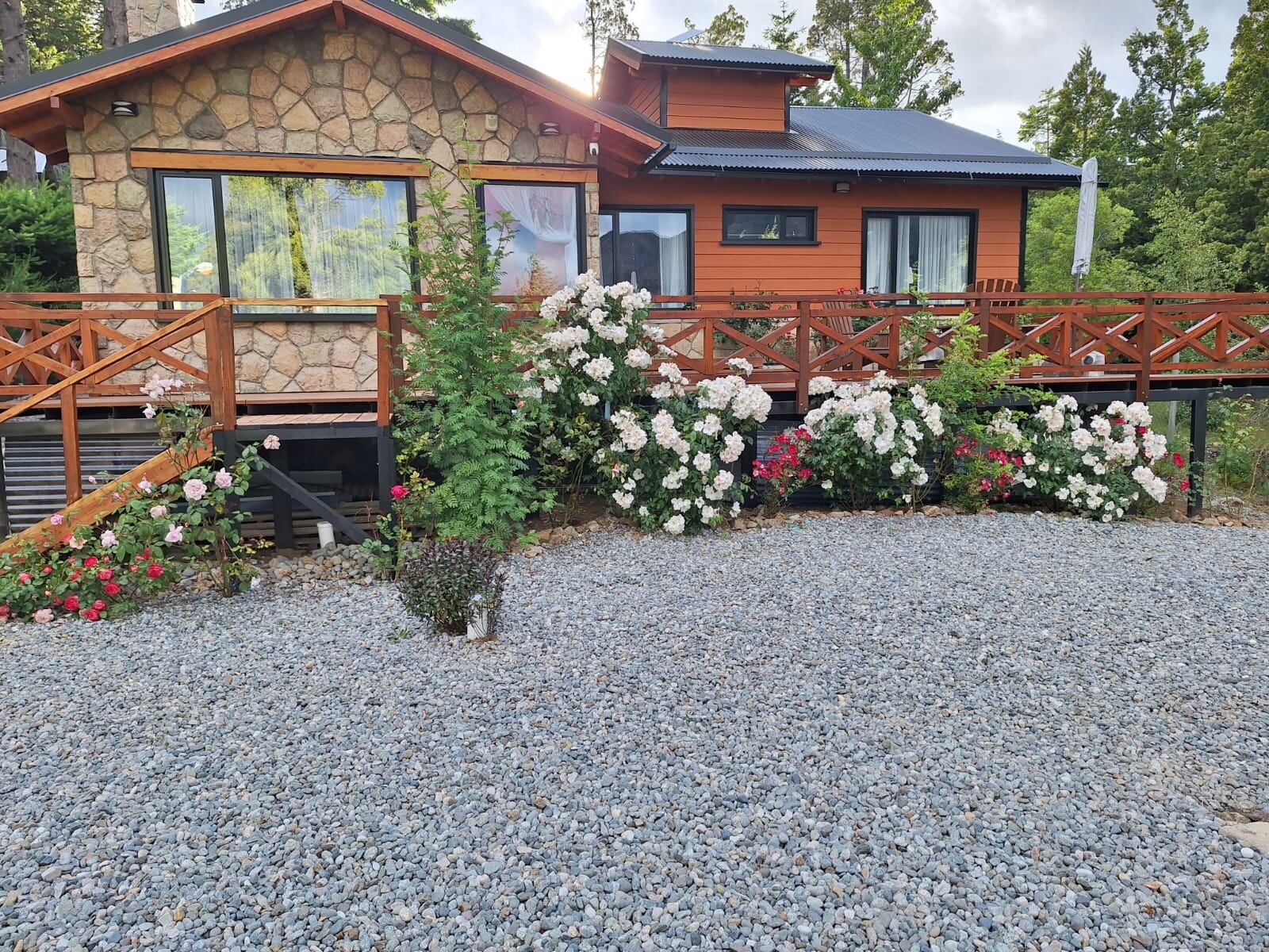 La casa de piedra y madera, con su deck